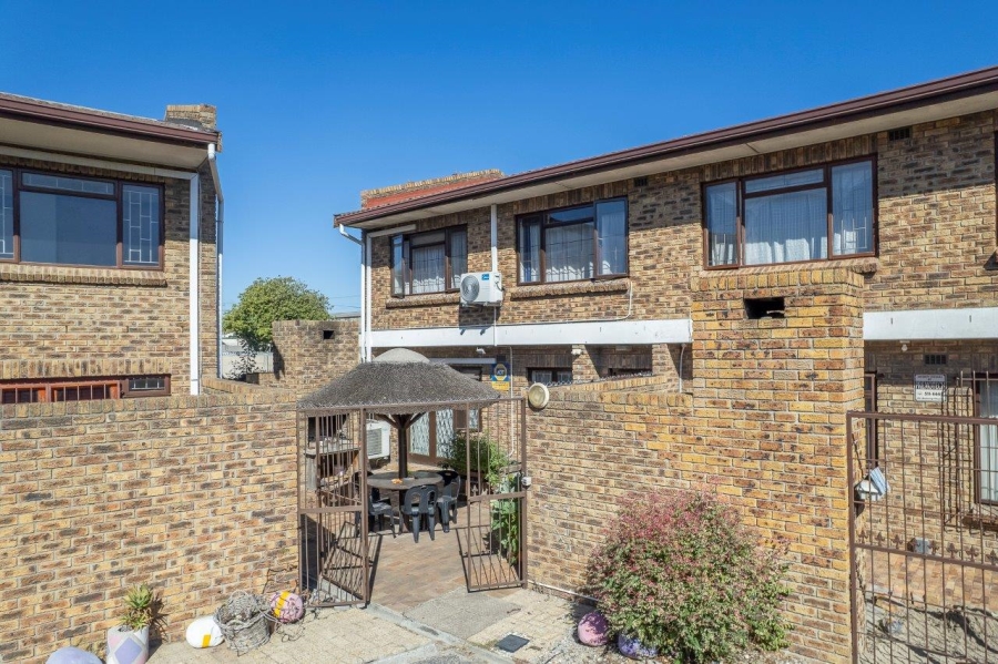 3 Bedroom Property for Sale in Stikland Western Cape